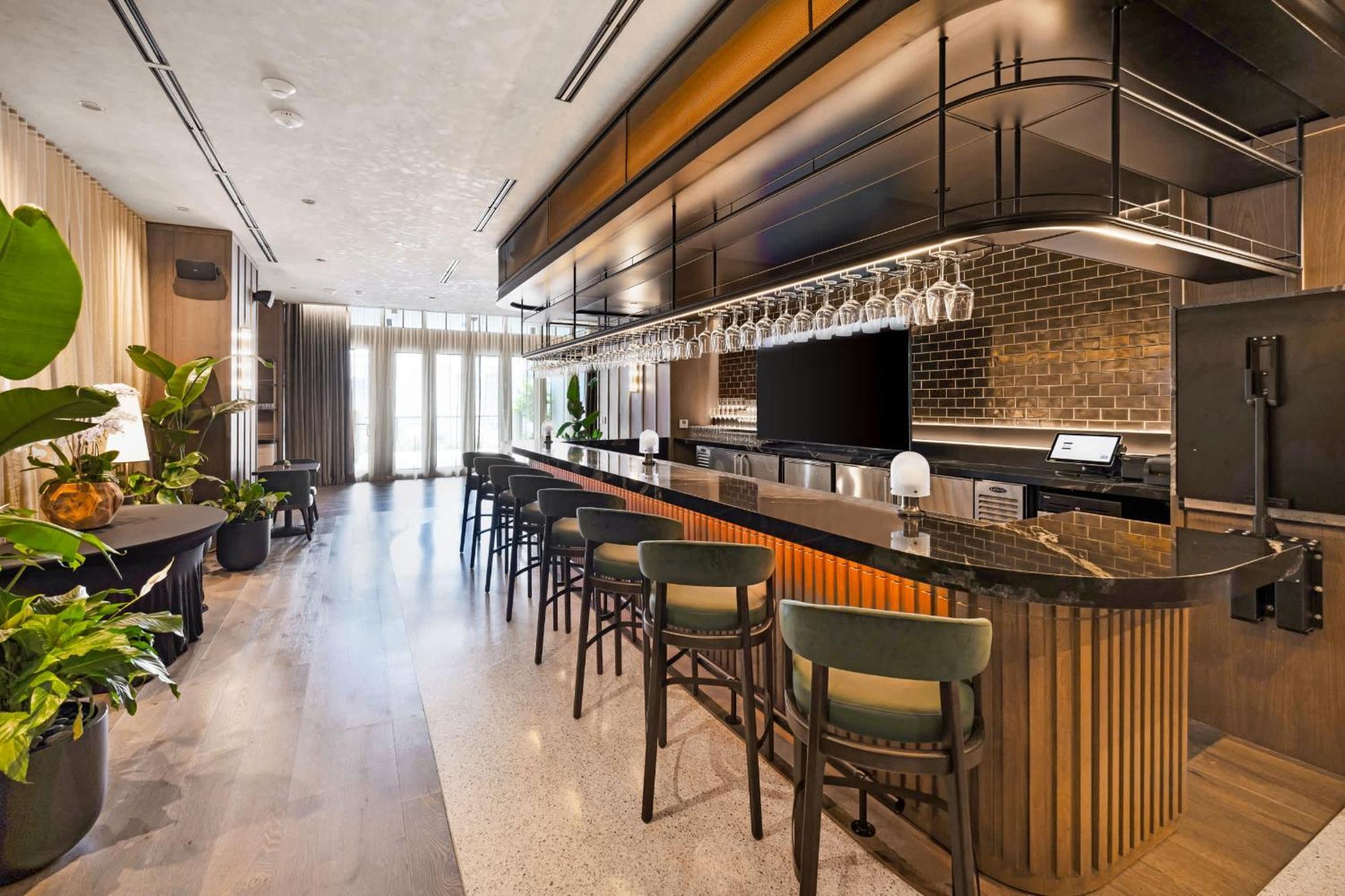 Luxury Downtown 2 Bedroom With Skyline Panorama Apartment